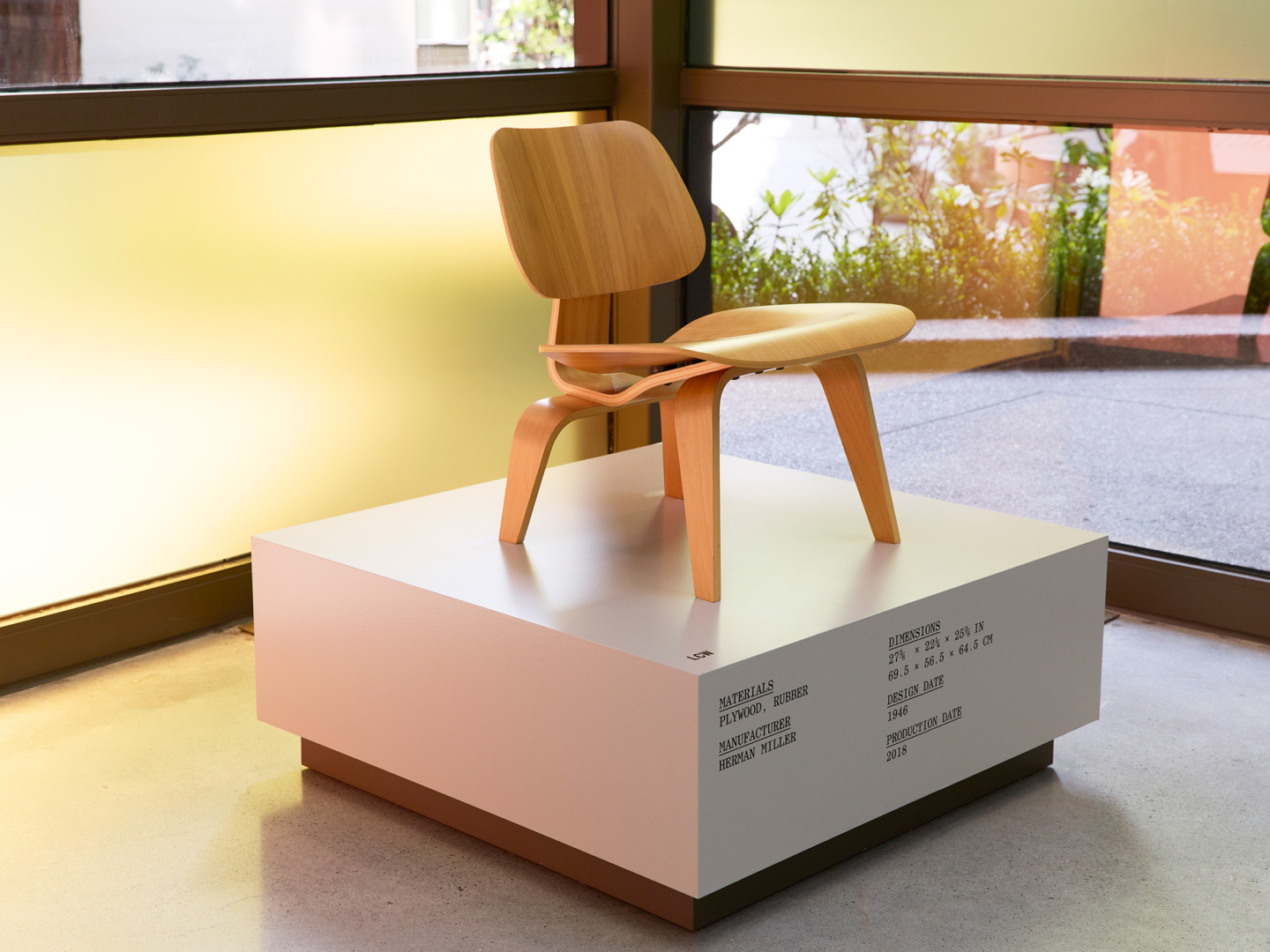 Eames_ChairVignette1